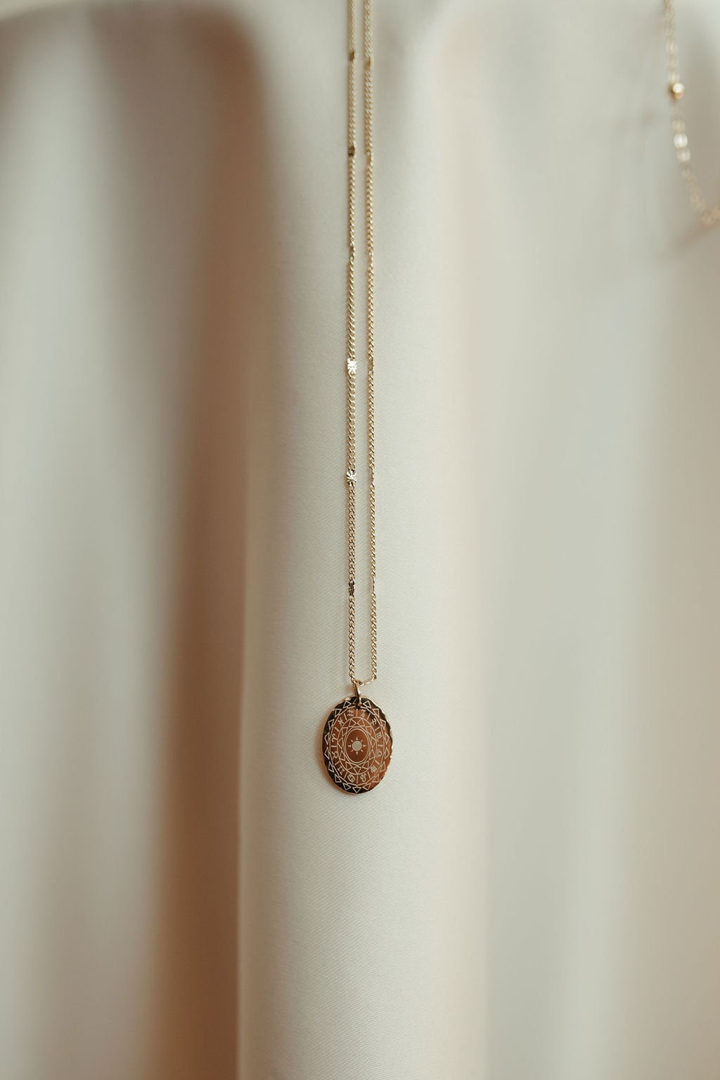 Star patterned oval necklace